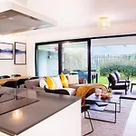 Sunny Gozy Retreat In The Heart Of The Coast Apartment *